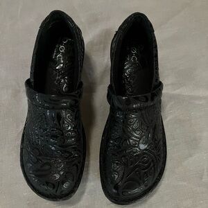 B.O.C. Women's‎ Black Slip-On Black embossed Clogs women’s size 7m